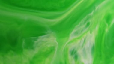 Boya sıçraması. Dalga yayılıyor. Odaklanmamış yeşil beyaz renkli su sıvı akışı soyut yaratıcı arka planda parıldıyor.