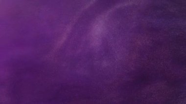Akrilik sıvı. Islak doku. Suyun kimyasal akışında çözünmüş mor renkli tahıl boyası soyut sanatının yaratıcı arka planında yayılıyor..