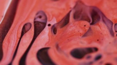 Akan boya. Parıltı karışımı. Odaklanmamış kırmızı turuncu bronz rengi su tanecikli mermer deseni soyut sanat eserlerinin yaratıcı arka planına dökülüyor..