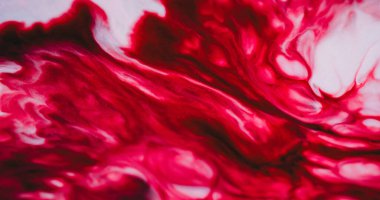 Boya akıntısı bulanıklığı. Akrilik dökülmesi. Kırmızı canlı boya karıştırıcı renk sıvısı. Beyaz soyut girdapta resim pigmenti damla sızıntısı.