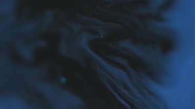 Parlak sıvı. Bulut buharı. Odaklanmamış koyu mavi renk boya su emülsiyon parçacıkları soyut sanat arka planında akıyor.