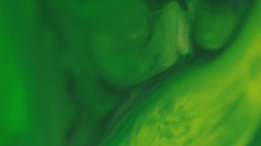 Mermer akarsu. Islak doku. Parlak sularda akan bulanık yeşil renkli boya soyut arka planda yüzen akrilik sıçrama.