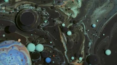 Sıvı damlayı boya. Mürekkep suyu. Bulanık mavi turuncu renk koyu mor yuvarlak yağ dokusu simli akrilik akış soyut arkaplanda yüzer.