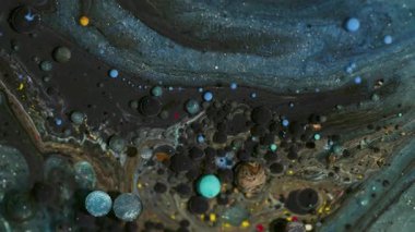 Boya dokusu. Mürekkep kabarcıkları. Odaksız mavi renk koyu siyah yuvarlak su simleri soyut akrilik bokeh sanat arka planına dökülüyor.