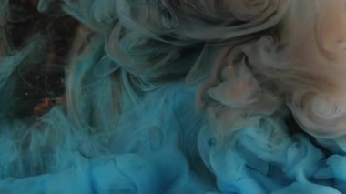 Sis girdabı. Soyut sis. Odaklanmamış mavi bronz boya suyun içinde ruhani duman sıvısı koyu siyah sanat arka planında yükseliyor..