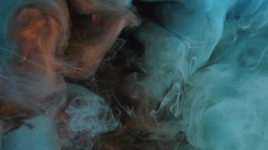 Pırıltılı sis. Işıl ışıl geçmiş. Odaklanmamış mavi bronz renkli parlak parçacıklar koyu siyah sanat soyutlamasına yayılan mürekkep dumanı. .