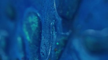 Dikey video. Parlak yağ. Karışım akışı. Odaklanmamış mavi renkli mürekkep rengi su mermeri, soyut arkaplanda hareket eden kimyasal desenli diş minesi sıvısına yol açar..