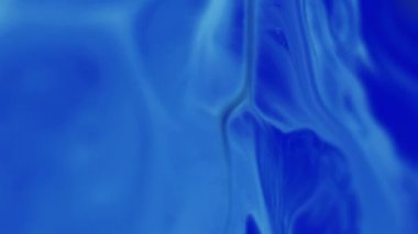 Dikey video. Mermer sıçradı. Soyut boya. Odaklanmamış mavi beyaz renk dalgalanma kimyasal doku su emülsiyon sıvısı sanat arka planında yüzüyor,