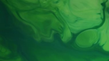 Dalgalı boya. Renk sıçraması. Odaklanmamış yeşil sıçramış su lekesi dökülmüş mürekkep soyut sanat arkaplanının doğal dokusunu parlatıyor..