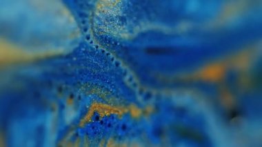 Bulanık mürekkep. Damla akışı. Özümsenmiş mavi sarı renkli yuvarlak yağlı su akrilik pigment akrilik sıvısı soyut sanat arka planında ilerliyor.