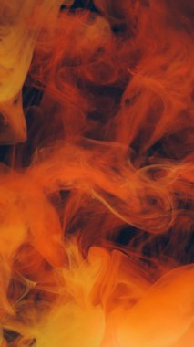 Sigara arkaplanı. Bulut mürekkebi. Bulanık turuncu renkli duman sıvı egzoz kimyasal doku koyu siyah soyutlama üzerinde dalgalanıyor..