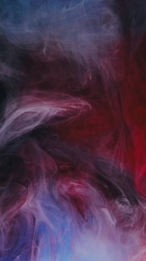 Buhar sanatı. Sis mürekkebi. Soyut yaratıcı arka planda, dumanlı suda yüzen kırmızı, mavi renkli, dumanlı bir kimyasal sıvı...