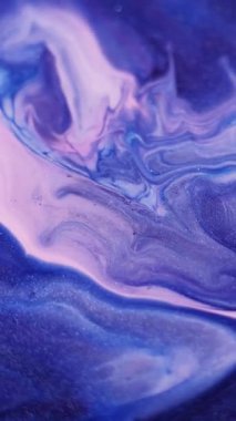 Dikey video. Parlak mürekkep. Dalgalanma dokusu. Soyut sanat arka planında sallanan odaksız mavi mor renkli su simli madde parçacıkları.