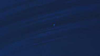 Karışım akışı. Renkli su. Odaklanmamış mavi mermer dokusu sıvı sıvı boya emülsiyonu soyut ıslak siyah sanat arka planına yayılıyor..