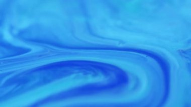 Lekeli sanat. Mürekkep arkaplanı. Islak soyutlama üzerinde yüzen mavi renkli su kimyasal emülsiyon akrilik pigment sıvısı.