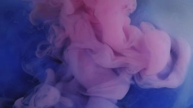 Renk dumanı. Boya suyu sıçraması. Soyut sanat akrilik yaratıcı arkaplana yayılan mor mavi sıvı kimyasal duman..
