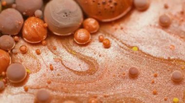 Mürekkep karışımı. Boya sanatı. Bulanık turuncu mor renkli akış kabarcığı sıvı parlak parçacıklar soyut akrilik arka planda yayılıyor.