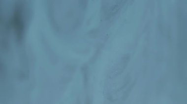 Mürekkebi karıştır. Soyut lekeler. Odaklanmamış mavi renkli sıçrama parlak ıslak doku akrilik sanat arka planında akan sıvı su emülsiyonu.