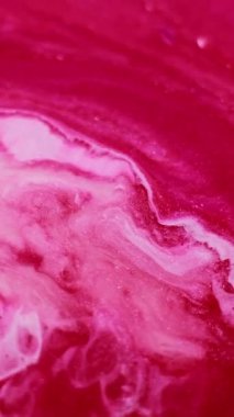 Dikey video. Mürekkep suyu. Mermer dokusu. Soyut sanat arka planına yayılan pembeleşmiş kırmızı akrilik sıvı pigmenti..