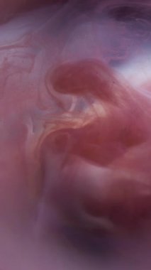 Dikey video. Bulut buharı. Mürekkebi karıştır. Odaklanmamış pembe beyaz renkli su sıçrama dalgalı sis dokusu soyut arkaplanda daireler çiziyor.