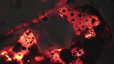 Volkanik arka plan. Mürekkep dokusunu dök. Odaksız koyu pembe neon suyu sıvı yağ baloncuğu siyah soyut ışık sanatında akan sıvı .