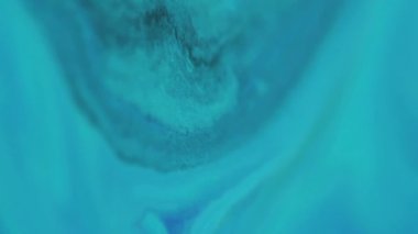 Karışık renk. Enamel sıvısı. Odaklanmamış mavi akarsu, sıvı koyu siyah ıslak lekeler soyut akrilik sanat arka planına yayılıyor..