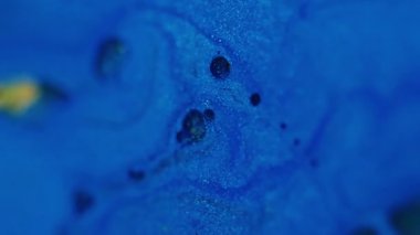 Soyut kabarcıklar. Dalgalanma arka planı. Akrilik sanatın üzerinde yüzen su sıvısındaki mavi, altın renkli parlak, yuvarlak desenli boya..