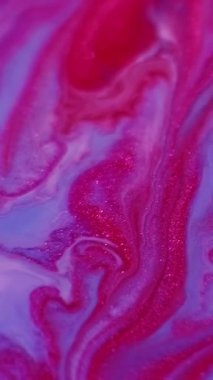 Dikey video. Parıltı dalgası. Renk parçacıkları. Odaklanmamış kırmızı mor boya karışımı parlak desen mor lekeler soyut arkaplanda akıyor.
