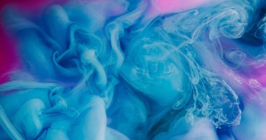 Duman boyası karışımı. Buharlı mürekkep damlası. Odaklanmamış pembe mor renkli bulut sisi parlak su soyut arkaplanda yayılıyor..