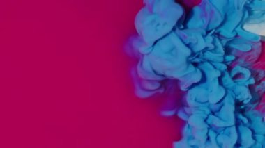 Boya karışımı. Mürekkep arkaplanı. Odaklanmamış mavi pembe renkli bulutlar parlak dumanlar serpiştirilmiş sıvı dokular sanat soyutlamasına yayılıyor.