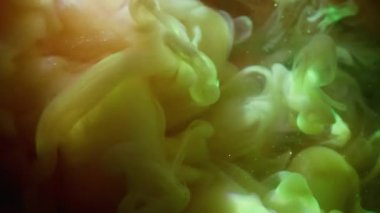 Mürekkep dalgası. Parlak parçacıklar. Soyut sanat arka planına yayılan pembe mor renkli simli bulutlar..