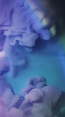 Dikey video. Bulut karışımı. Mürekkep arkaplanı. Bulanık mor yeşil renk sıçrama parlak sıvı gökkuşağı dokusu koyu siyah akrilik soyutlama.