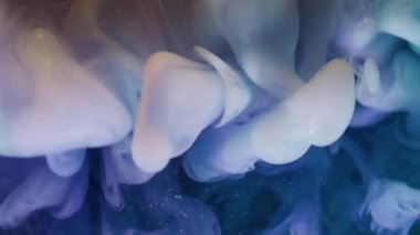 Boya bulutu. Sanat sisi. Kırık cam ampul parlayan parlak çelenk soyut köpüklü su. Mavi gri duman harmanı renk mürekkebi siyah arkaplan.