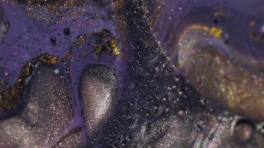 Parıldayan boya sıvısı. Mürekkep yağı suyu. Soyut akrilik sanat arka planında yüzen mor renkli yuvarlak sıvı akışı.