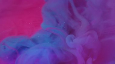 Bulut karışımı. Bulanık boya akışı. Renkli boya şişme dalgası pembe su akıntısı karışımı. Mavi menekşe parıldayan duman soyut neon arkaplan.
