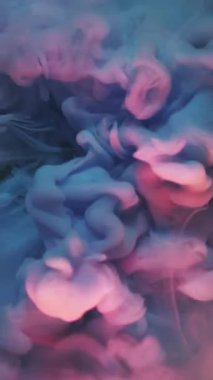 Dikey video. Sıvı karışımı. Dönen sis. Soyut koyu siyah ışık sanat arka planında yüzen mor renkli su dalgası dokusu.