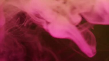 Floresan buharı. Mürekkep sisi. Bulanık sarı pembe renk buharı su akrilik cam dokusunu soyut yaratıcı sanat arka planına yayıyor..