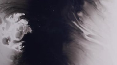 Boya sıçraması. Akrilik boya. Odaklanmamış mor beyaz kimyasal damlacıklar soyut sanat arka planında yüzen ıslak kağıt dokusu yuvarlak.