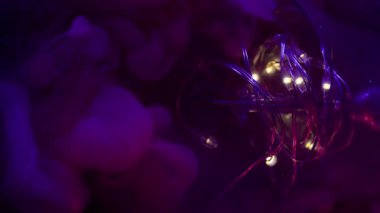 Haze patlaması. Odaklanamayan ışık parıltısı. Aydınlatılmış cam çelenk soyut renk sıçraması. Işıl ışıl arka planda mor neon bulut mürekkebi.