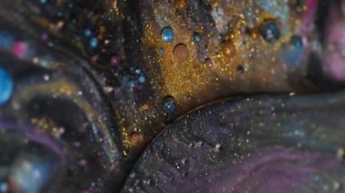 Boya sıvısı. Yağ kabarcıkları. Odaklanamayan sarı mor renkli akrilik köpüklü su simleri soyut sanat arka planında yüzüyor..