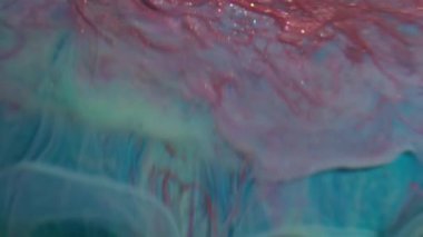 Mürekkep sızıntısı. Bulanık boya dalgası. Parlak turuncu duman sıvısı mavi küreye dökülüyor. Renkli su titreşimli karışık soyut arkaplan.