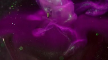 Dalga dumanı. Dönen mürekkep. Odaklanmamış mor eflatun rengi, parlak su, soyut siyah bokeh arka planda çatlamış ampulü dolduruyor..