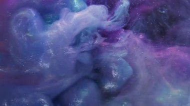 Parlak boya karışımı. Mürekkep sıvısı. Bulanık, mor, dumanlı, parlak dalgalı, kıvrımlı doku soyut akrilik arka planda yayılıyor..