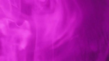 Sis buharı. Neon mürekkep sıçraması. Odaklanmamış mor sis dokusu akrilik su pigmenti soyut sualtı sanat arka planına yayılıyor.