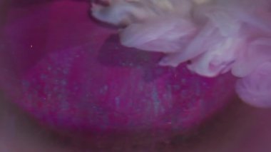 Buharı boya. Odaklanmamış girdap. Pembe küre üzerine beyaz duman sıvısı dökülüyor. Sanat rengi su damlası dalgası karışımı boya soyut arkaplan.