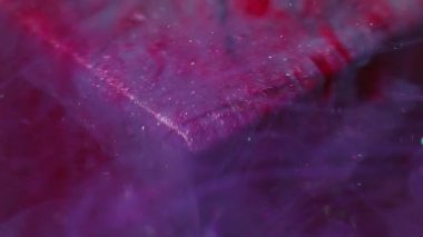 Işıldayan akış. Boya sisi. Mor, kırmızı duman, sanat küpü. Renkli su dalgası pigment sıvısı soyut odaklanmış arkaplan.
