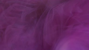 Duman karışımı. Odaklanmamış mürekkep akışı. Pırıl pırıl parlayan mor renkli sıvı girdap. Işıldayan sanat buharı soyut arkaplan dokusu.