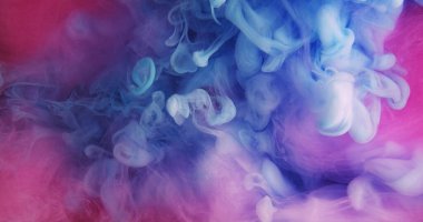 Buharlı boya akışı. Bulut karışımı damla. Odaklanmamış mavi mor renkli parıltılı su buhar püskürtüyor soyut arkaplanda parlak doku tütütüyor.