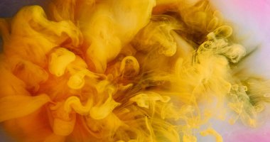 Parlak sis boyası. Duman bulutu. Bulanık sarı, turuncu, pembe, bulut dumanı akrilik, sisli, desenli, soyut arkaplanda su pigmenti..