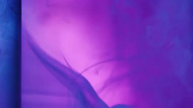 Mürekkep dumanı. Neon su sıçraması. Soyut akrilik ışık yaratıcı arka planda mavi mor renkli sıvı cam dokusu dökülmesi.